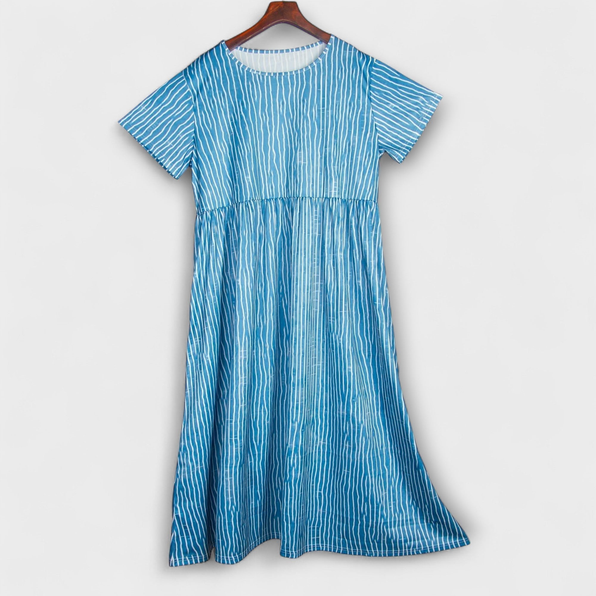 Blaues, gestreiftes langes Kleid, kurzarm, Rundhalsausschnitt, geraffter Bund