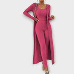 Dreiteiliges Strickset: langärmliger Oberteil, Hose und langer offener Cardigan, fuchsia