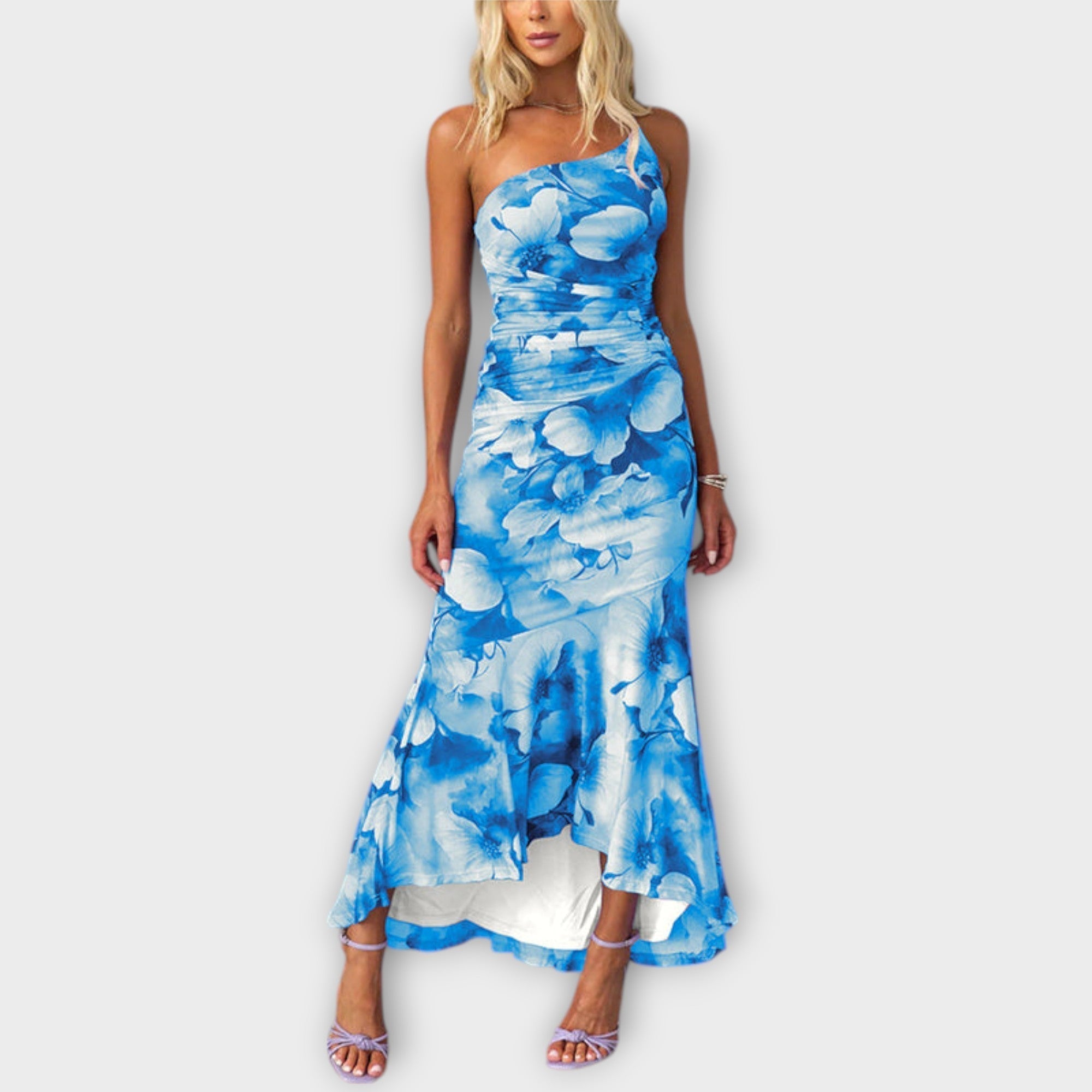 Maxikleid mit einseitiger Raffung, blaues Blumenmuster, schmale Träger, langer Rock