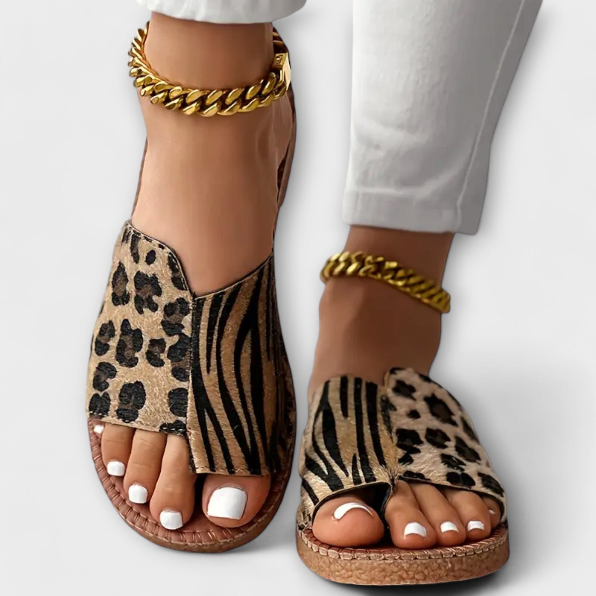 Elegante Sandalen mit goldener Kettenschließe, Leopardenmuster-Riemen und offener Spitze.
