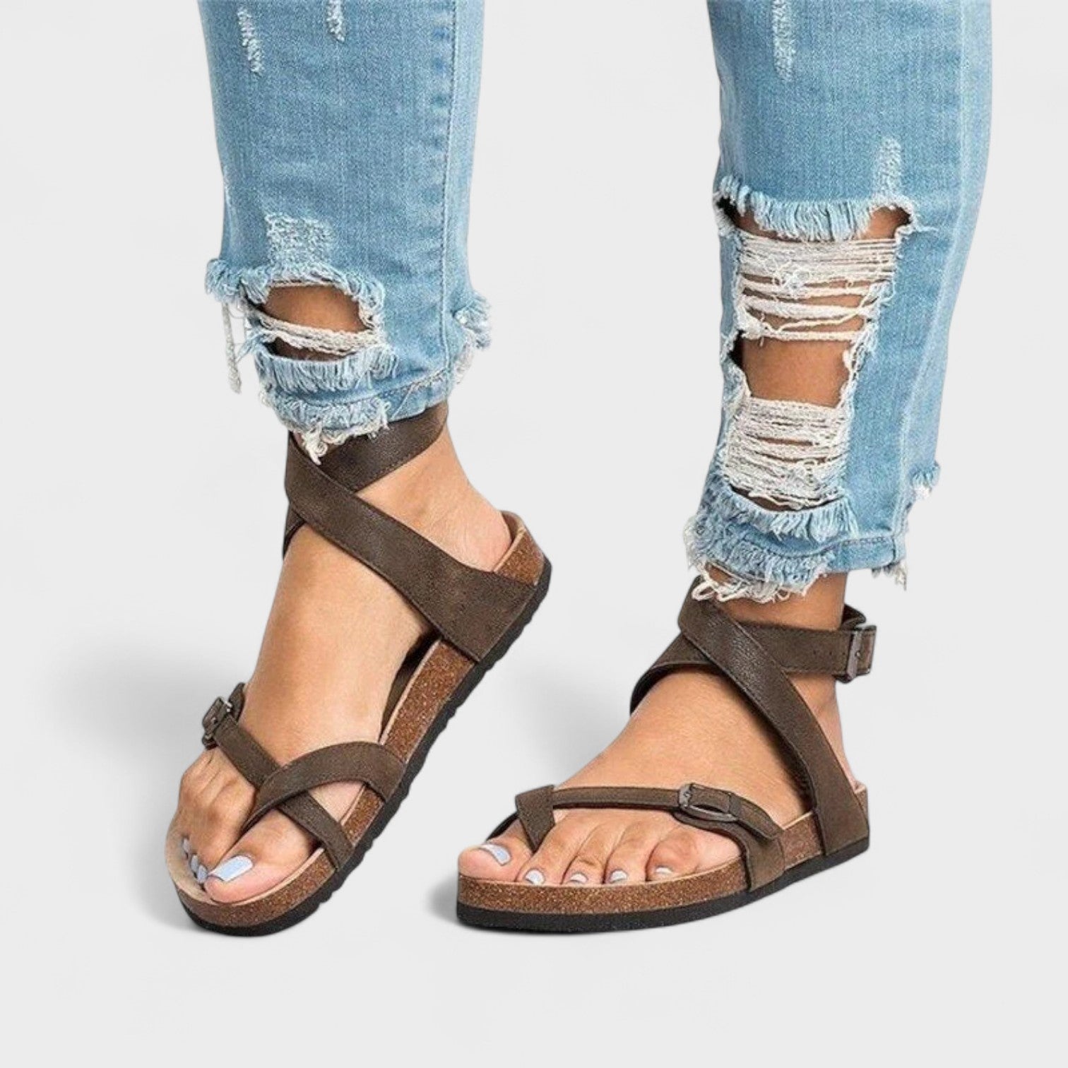 Braune Ledersandalen mit Knöchelriemen und Schnallen, offene Zehen