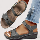Bequeme Sandalen in Grau mit Klettriemen, offener Zehenpartie und Profilsohle