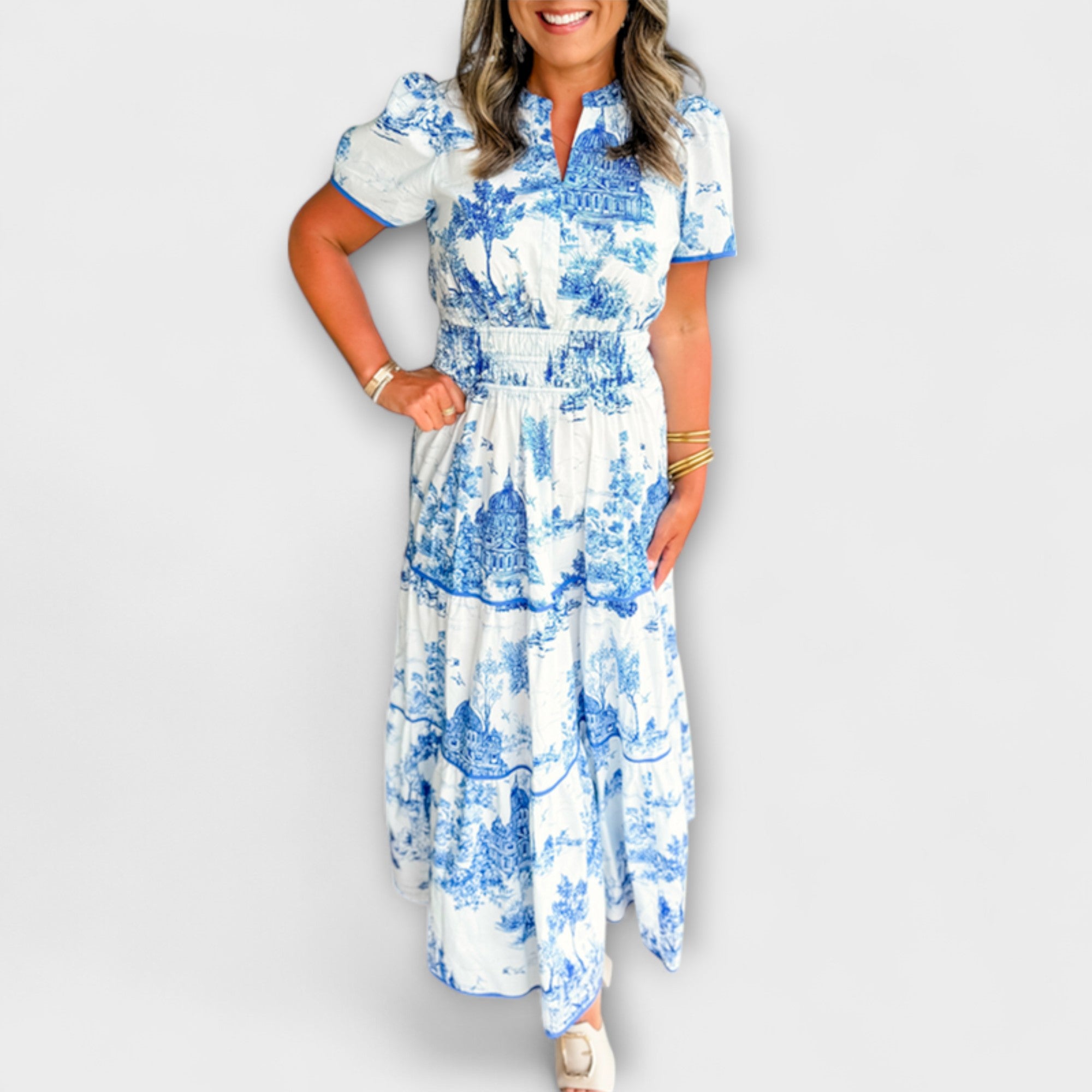 Maxi-Kleid mit kurzen Ärmeln, V-Ausschnitt und Volants, blau-weißes Muster