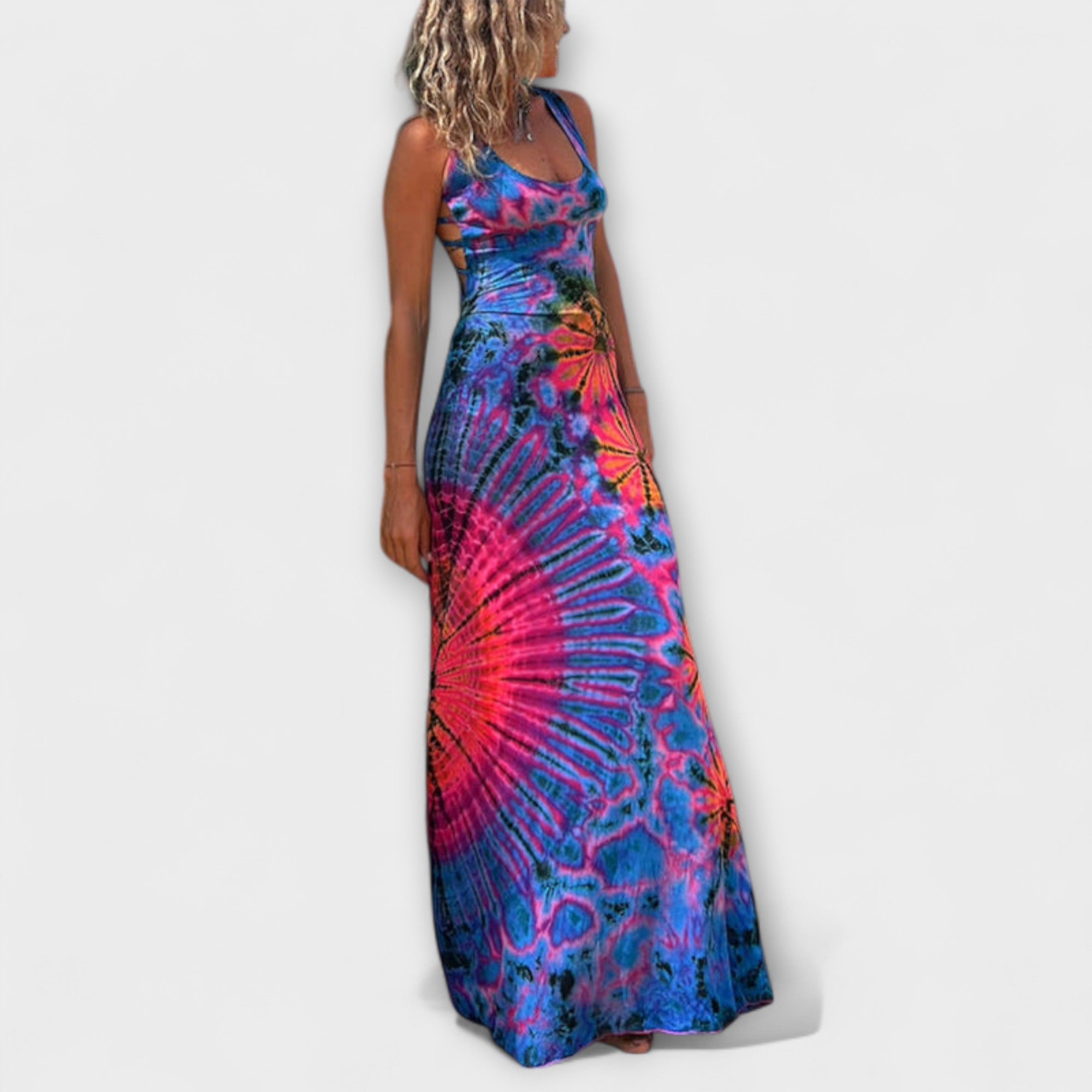Maxikleid mit Trägern und farbigem Tie-Dye-Print in Blau, Pink und Rot, bodenlang