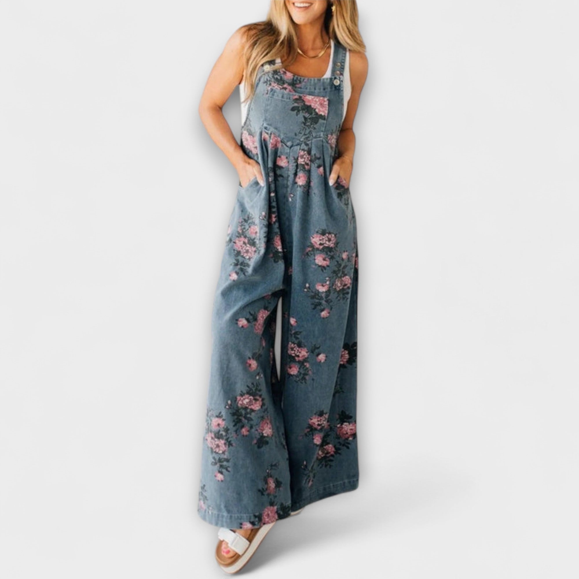 Jeans-Latzhose mit weitem Bein, blauem Denim und rosafarbenem Blumenprint