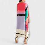 Locker geschnittener Kaftan mit Rückenansicht: Rot-Lila-Block, schwarzer Streifen und Beige