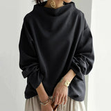 Schwarzer Oversize-Pullover mit Rollkragen, breiten Bündchen und seitlichen Falten