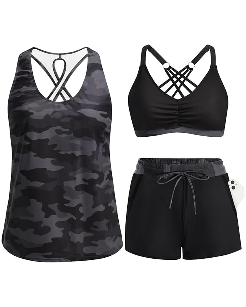 Dreiteiliges Tankini-Set: camo Tanktop, schwarzer Bikini-BH mit Kreuzträgern, Shorts.