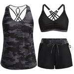 Dreiteiliges Tankini-Set: camo Tanktop, schwarzer Bikini-BH mit Kreuzträgern, Shorts.