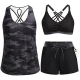 Dreiteiliges Tankini-Set: camo Tanktop, schwarzer Bikini-BH mit Kreuzträgern, Shorts.