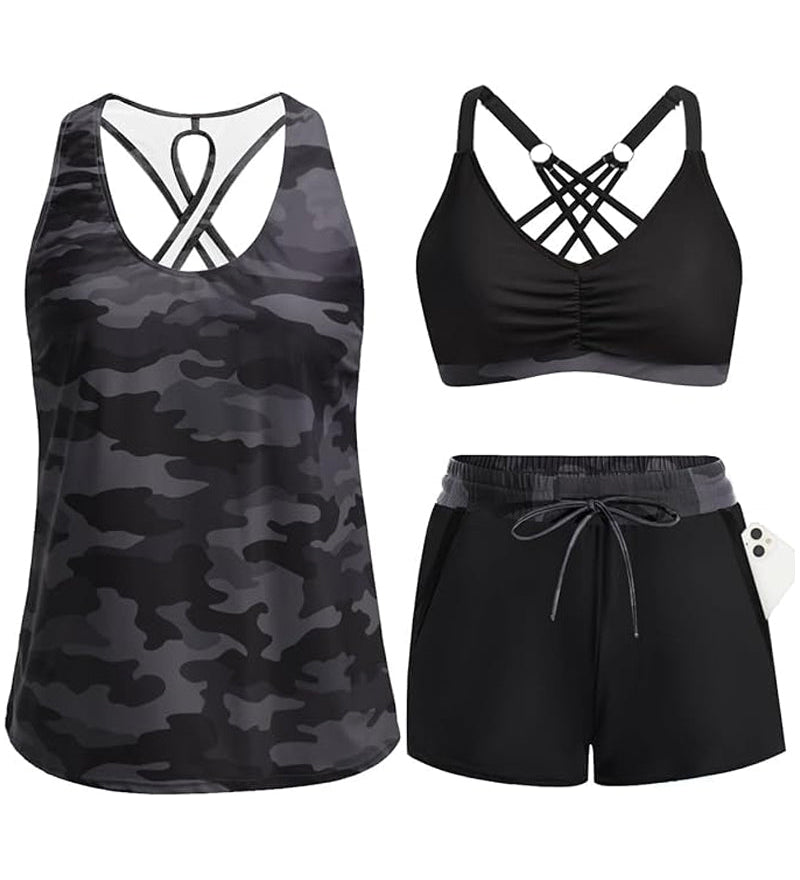 Dreiteiliges Tankini-Set: camo Tanktop, schwarzer Bikini-BH mit Kreuzträgern, Shorts.