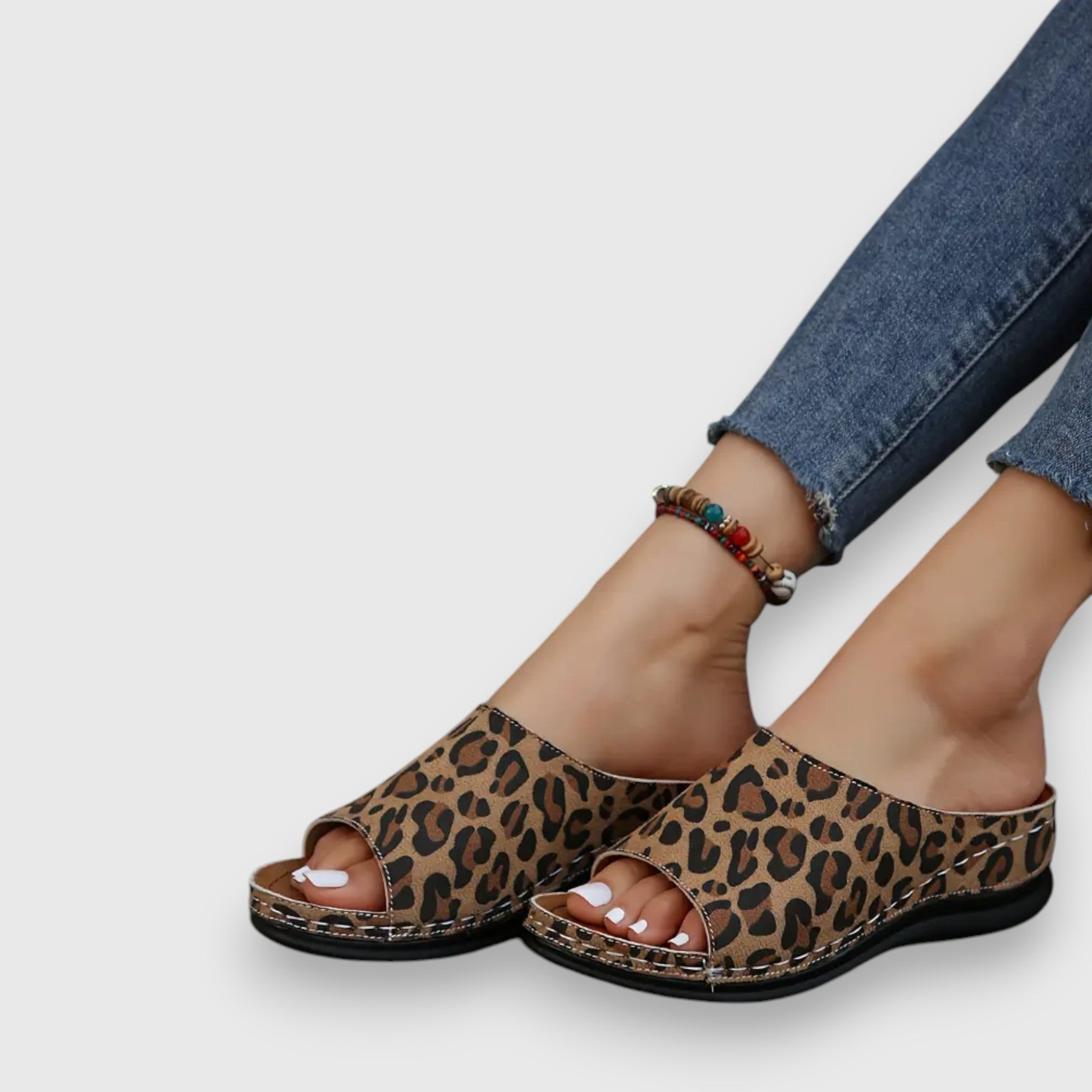 Leoparden-Sandalen mit Knöchelriemen, offener Fersenpartie und flacher schwarzer Sohle