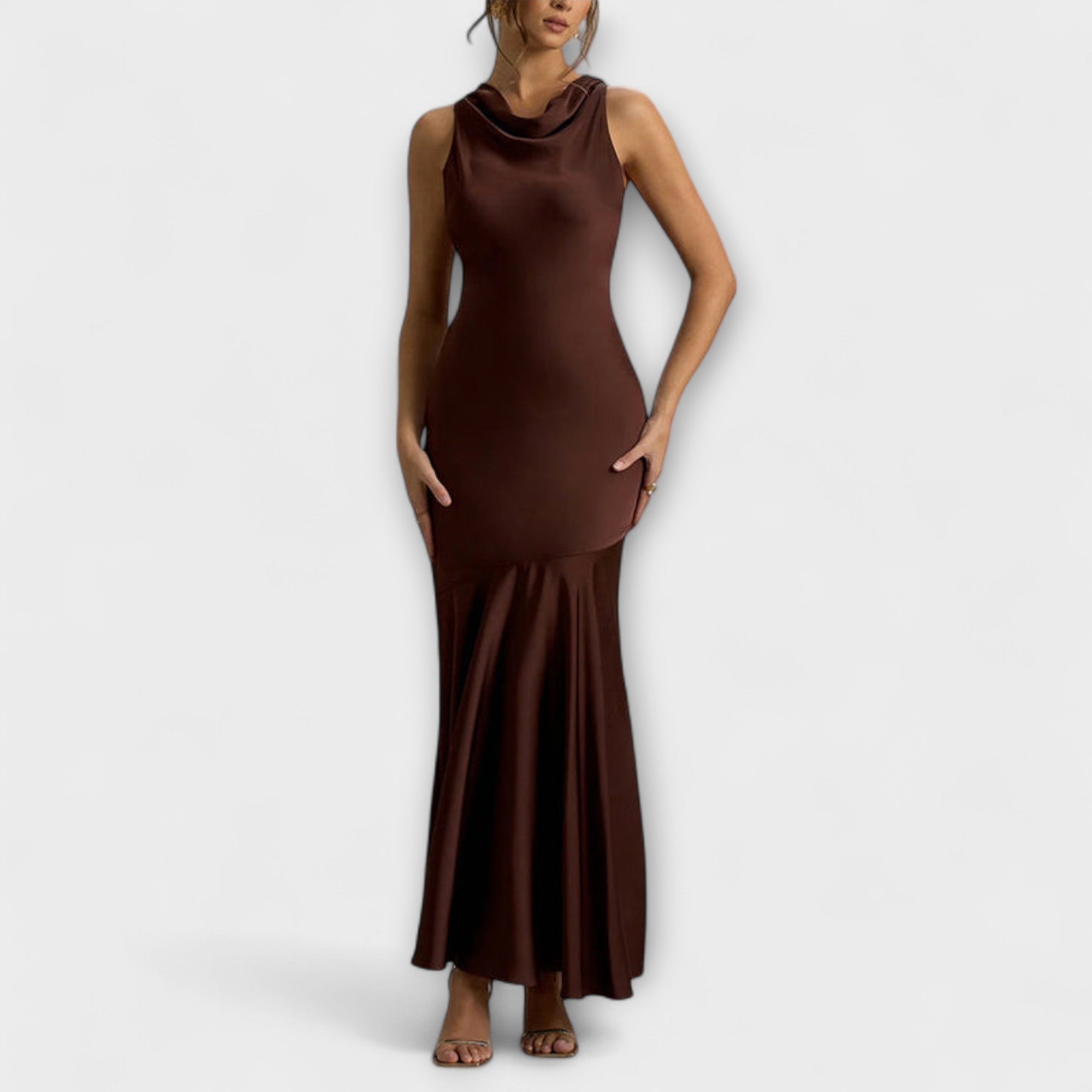 Maxikleid aus Satin in Dunkelbraun mit Cowl-Halsausschnitt und voluminösem Saum