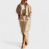 Khaki Midi-Jacke mit Gürtel, Knöpfen und Taschen, seitlicher Schlitz