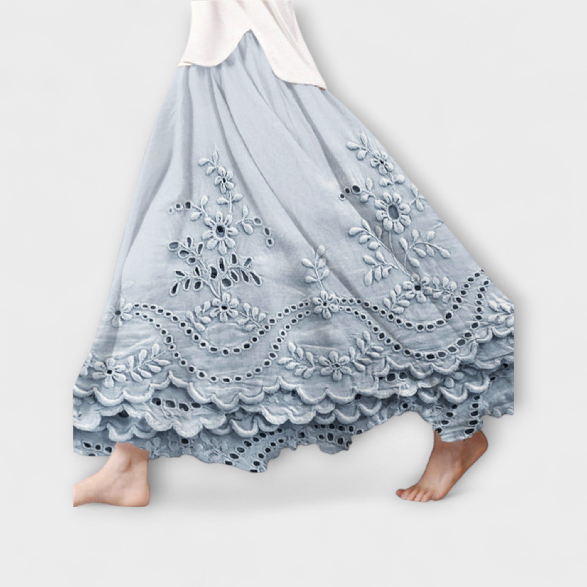 Boho-Maxirock in Hellblau mit floraler Stickerei und Häkelbordüre