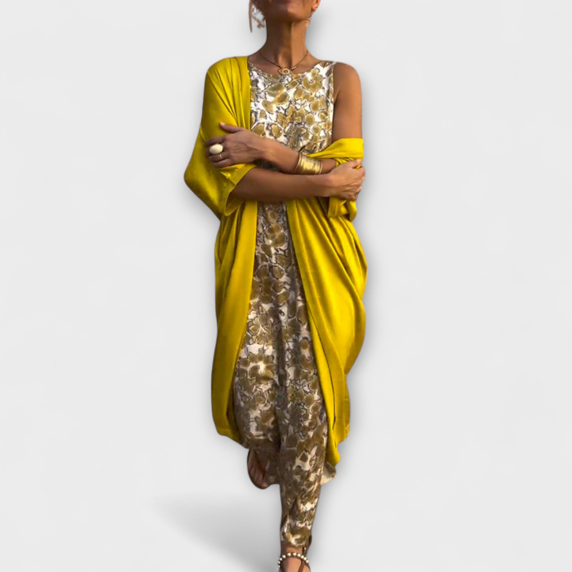 Gelbes, ärmelloses Kleid mit Schlangenprint und passendem Cardigan