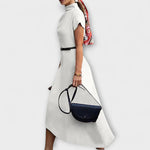 Weißes asymmetrisches Kleid mit Kurzarm, Stehkragen und schrägem Saum, Taillengürtel