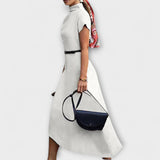 Weißes asymmetrisches Kleid mit Kurzarm, Stehkragen und schrägem Saum, Taillengürtel