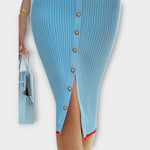 Rippstrick-Bleistiftkleid in babyblau mit seitlichem Schlitz und Knopfleiste