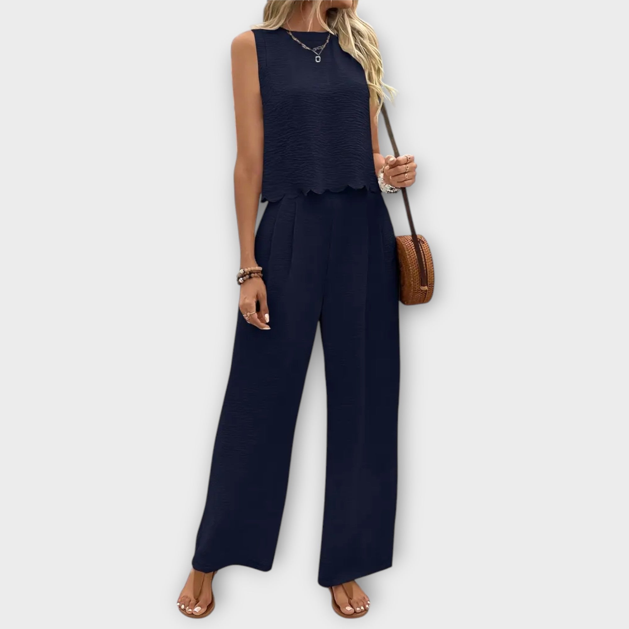 Navy Weste mit Blütenblattrand und weiter langer Hose