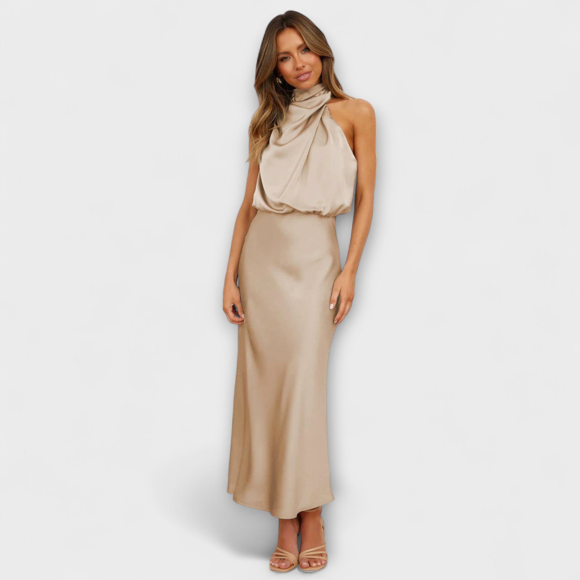 Beiges Halter-Maxikleid mit Drapierung am Ausschnitt