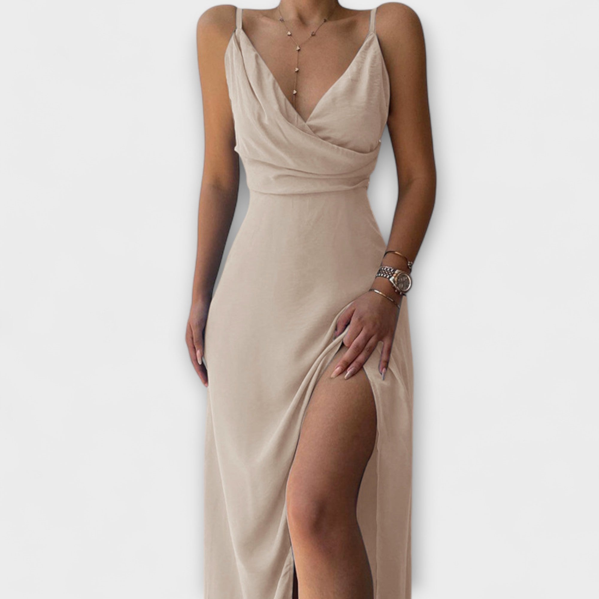 Beigegraues Lara-Kleid mit Trägern, Wickelausschnitt und hohem Beinschlitz