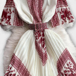 Delilah Vintage-inspiriertes Kleid, cremefarbener Faltenrock mit weinrotem Bordürendruck