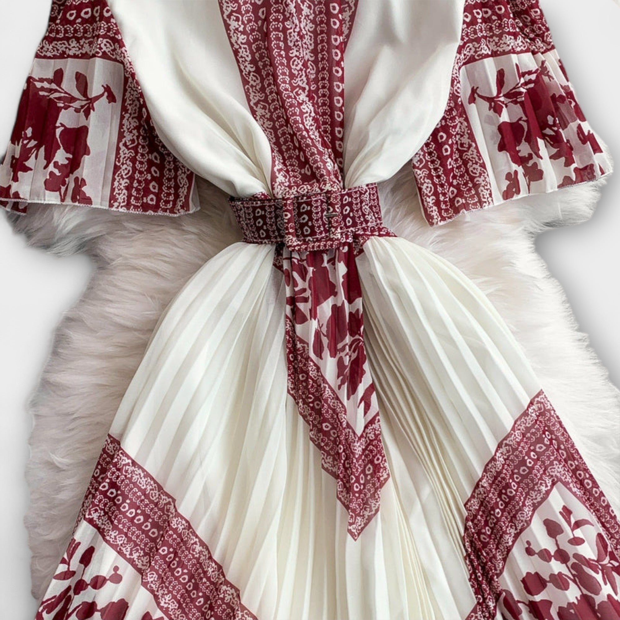 Delilah Vintage-inspiriertes Kleid, cremefarbener Faltenrock mit weinrotem Bordürendruck