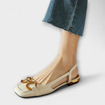 Hellbeige Slingback-Sandale mit geschlossenen Zehen und goldfarbenen Zierbügeln