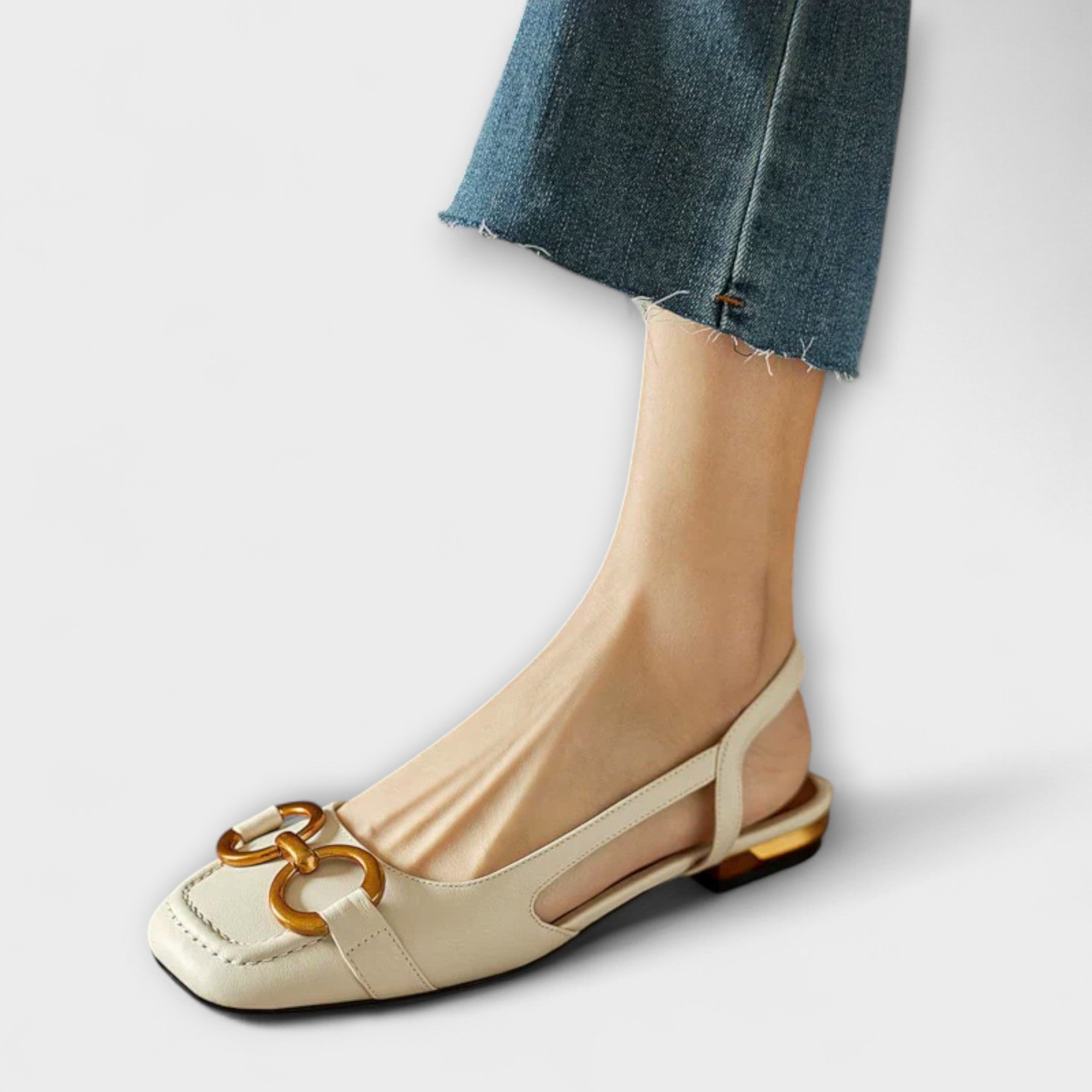 Hellbeige Slingback-Sandale mit geschlossenen Zehen und goldfarbenen Zierbügeln