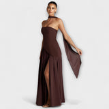 Braunes Maxikleid mit Rüschenrock, tiefem Beinschlitz und Drapierung am Saum
