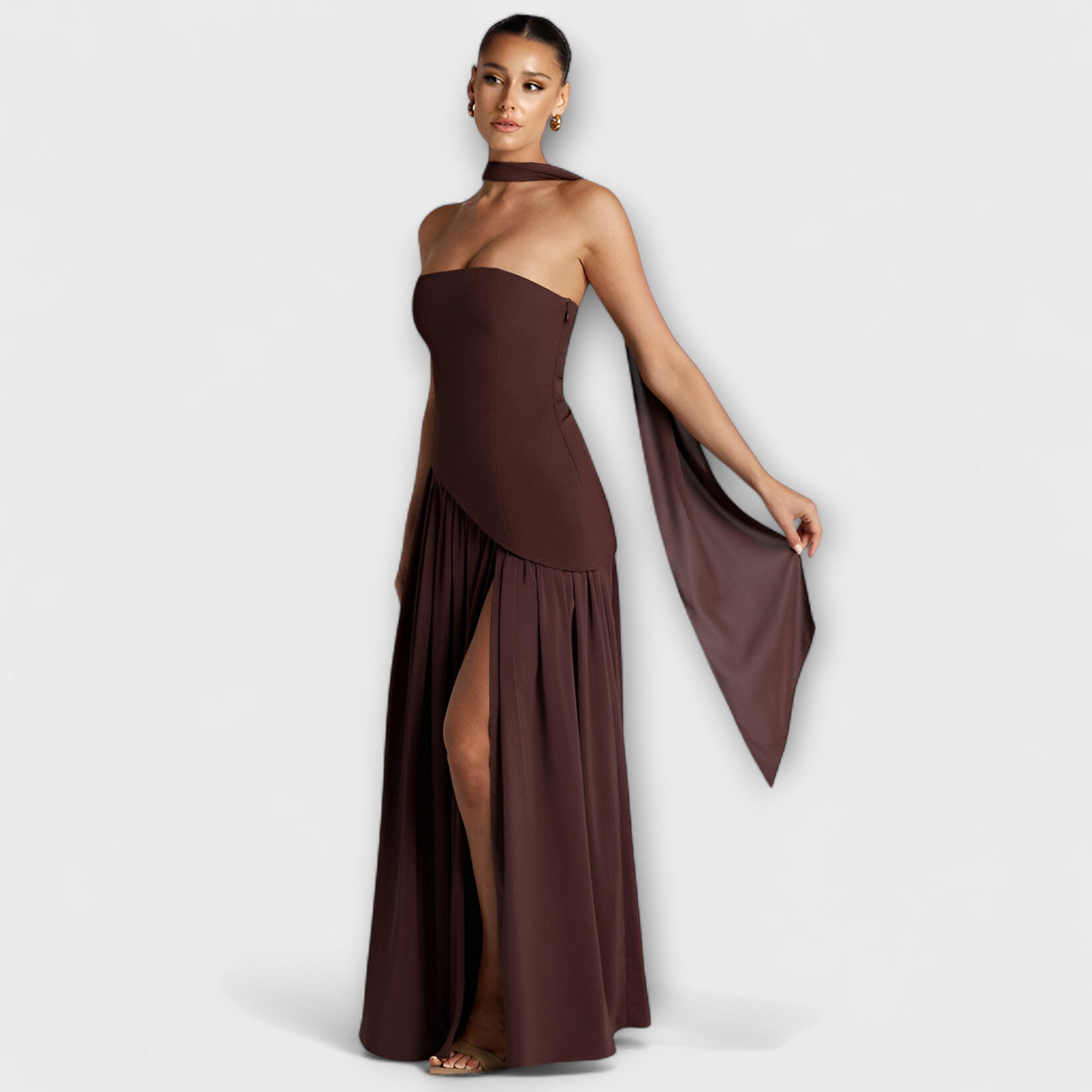 Braunes Maxikleid mit Rüschenrock, tiefem Beinschlitz und Drapierung am Saum