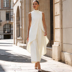 Elegantes langes Kleid in Weiß, ärmellos, mit hohem Kragen und asymmetrischer Drapierung vorne