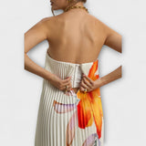Rückansicht: gerafftes Bandeau-Maxikleid mit hell gestreiftem Stoff und orange Akzenten