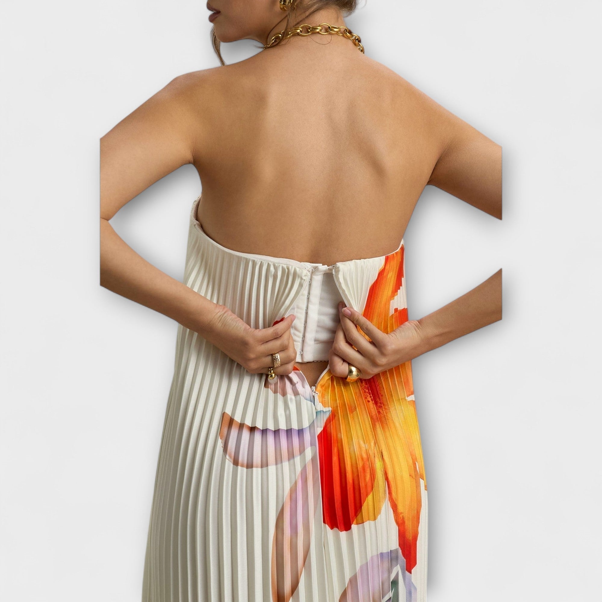 Rückansicht: gerafftes Bandeau-Maxikleid mit hell gestreiftem Stoff und orange Akzenten
