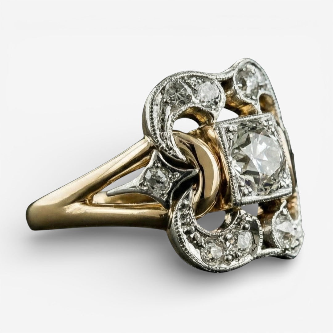 Goldfarbener Zirkonia-Ring mit großen klaren Steinen und silberner Fassung