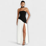 Schwarzes Bandeau-Maxikleid mit weißem, langem Rock und seitlichem Beinschlitz