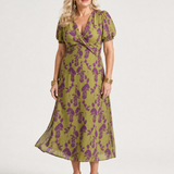 Midi-Kleid mit Wickeloptik, kurzen Puffärmeln und lila Blüten auf olivfarbenem Grund