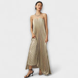 Goldfarbenes Maxikleid mit vertikalen Rippen, Bandeau-Ausschnitt und fließendem Saum