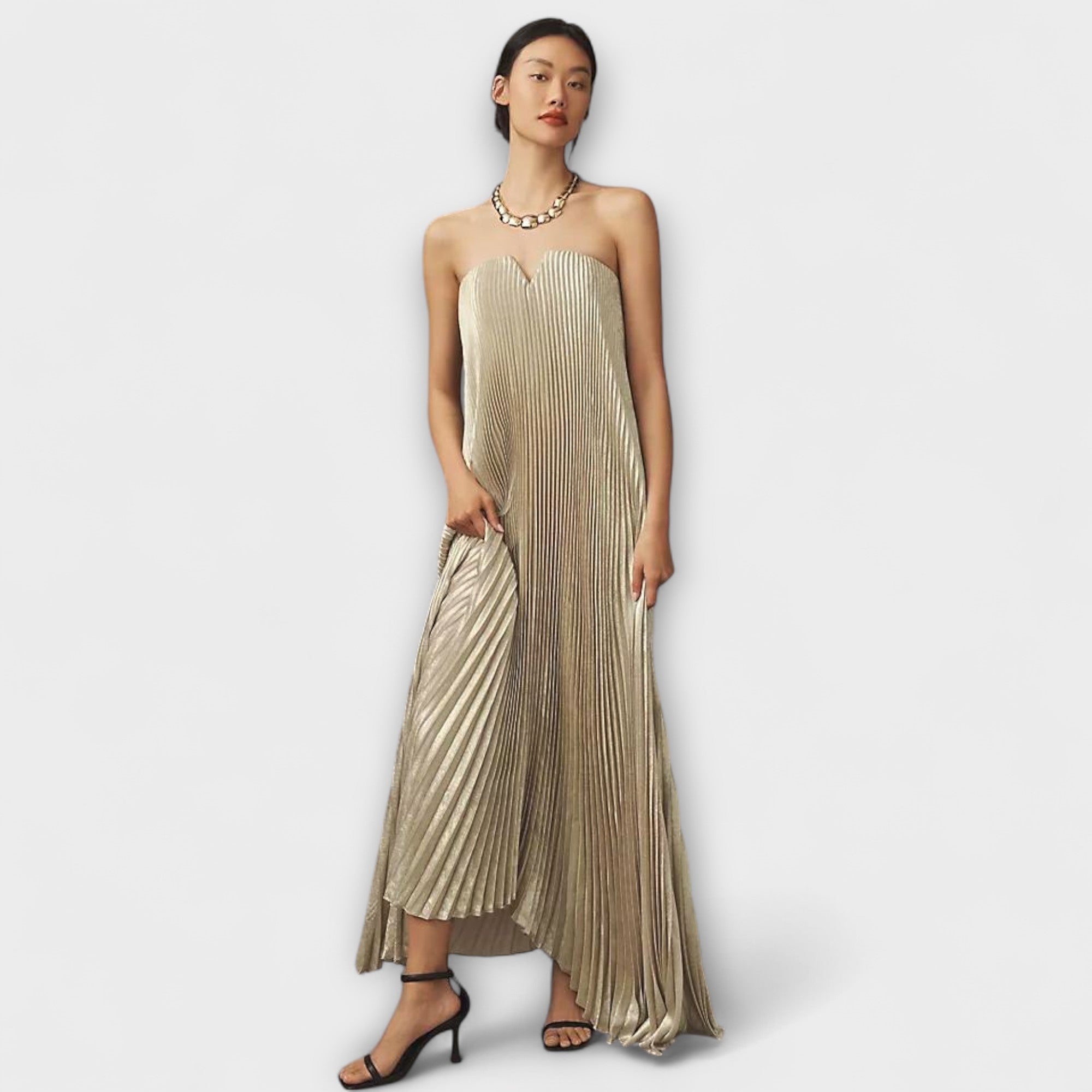 Goldfarbenes Maxikleid mit vertikalen Rippen, Bandeau-Ausschnitt und fließendem Saum