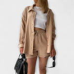 Zweiteiliges Set mit beiger Overshirt-Jacke und Shorts, Kordelbund und Knopfleiste