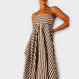 Gestreiftes Bandeau-Maxikleid, Close-up Blick auf das gestreifte Oberteil und den Faltenwurf