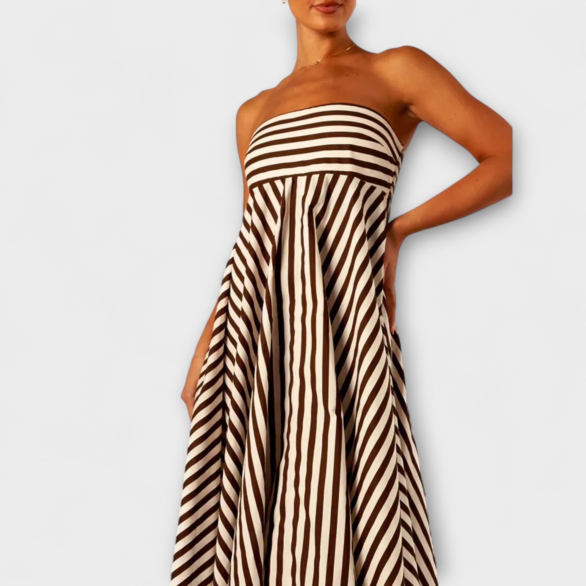 Gestreiftes Bandeau-Maxikleid, Close-up Blick auf das gestreifte Oberteil und den Faltenwurf
