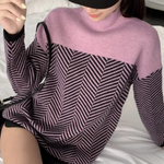 SERENA I-Pullover mit Rollkragen: lila Grundfarbe, Zickzackmuster in Dunkelviolett/Grau