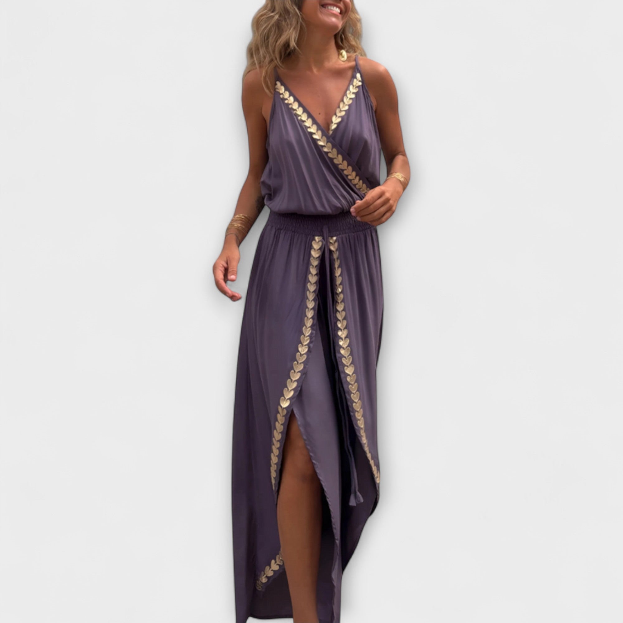 Dunkelvioletter Jumpsuit mit V-Ausschnitt, goldener Stickerei und weiter Hose mit Schlitz