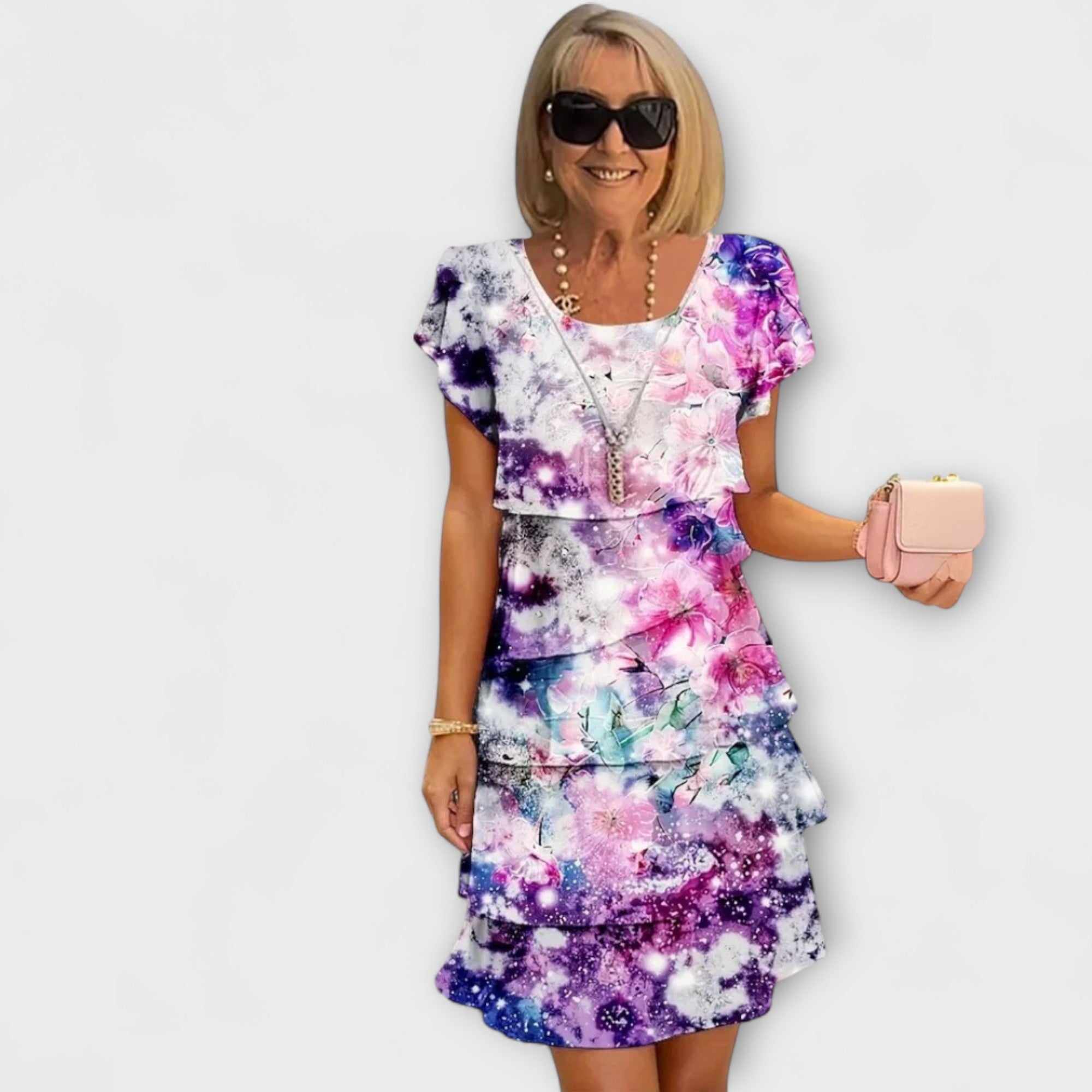 Florales Eleganzkleid mit lila Blumen-Aquarell, kurze Ärmel, Volants am Saum