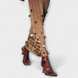 Goldfarbenes Strick-Maxikleid: Blick auf den Saum mit Glitzerdetails und kurzen Rockkanten