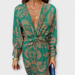 Elegantes Kleid mit langen Ärmeln, grün mit goldfarbenem Paisley-Muster, geknotete Front