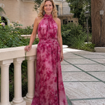 Rosa Batik-Halfter-Midi-Kleid mit hohem Ausschnitt, geraffter Taille und langem, fließendem Rock