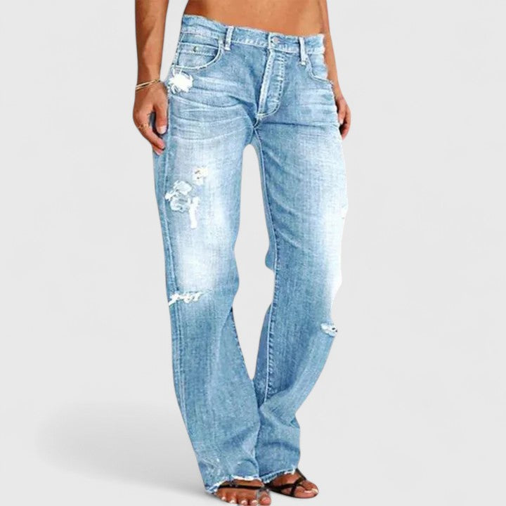 Hellblaue Jeans mit ausgefransten Bereichen am Bein, gerader Schnitt
